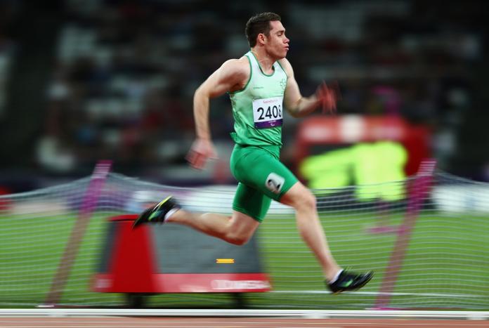 El corredor irlandés Jason Smyth compite en las eliminatorias masculinas de 100m - T13 en los Juegos Paralímpicos Londres 2012.