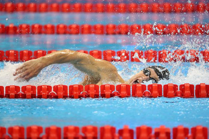 Brad Snyder swims with the freestyle stroke in the pool.