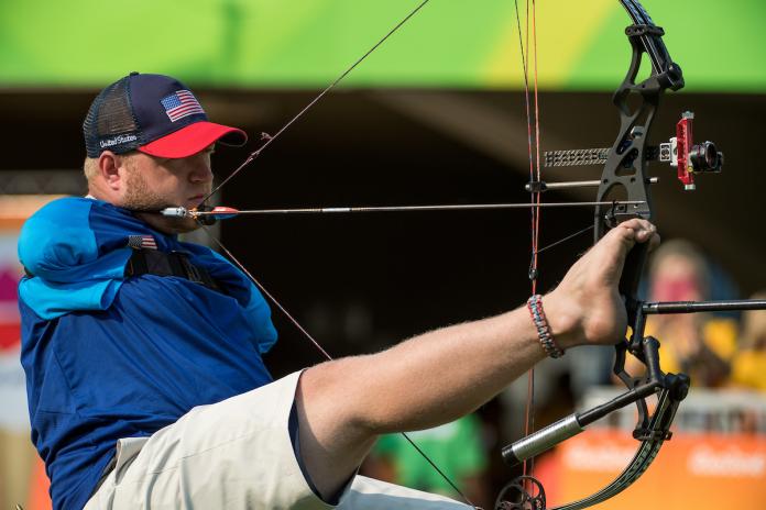 Matt Stutzman USA neemt deel aan de 1/8 eliminatieronde van het Single Shooting Complex voor heren tegen André Muniz de Castro in Sambodromo. 