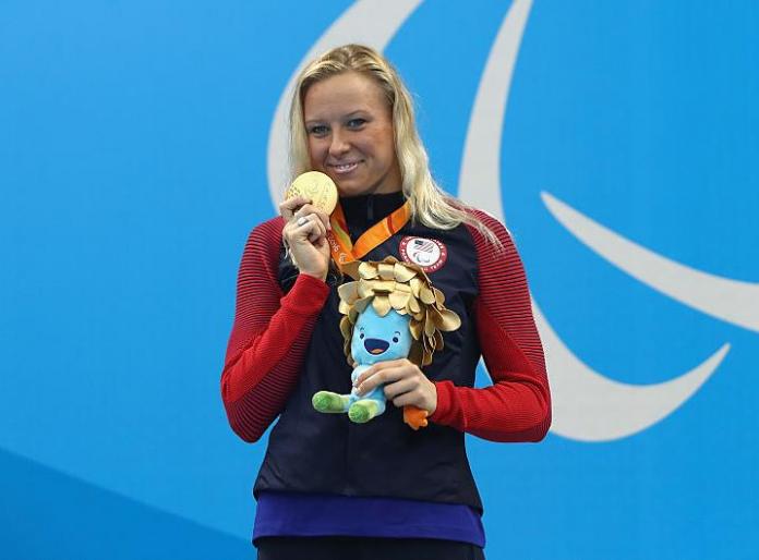 La medaglia d'oro americana Jessica Long festeggia sul podio alla cerimonia di premiazione dei 200 m misti individuali femminili - SM8 ai Giochi Paralimpici di Rio 2016.