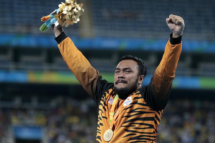 Le médaillé d'or Mohamed Ziyad Zakfali a célébré sur le podium lors de la cérémonie de remise des médailles du lancer du poids masculin F20 aux Jeux paralympiques de Rio 2016.