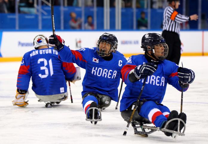 para ice hockey players celebrating