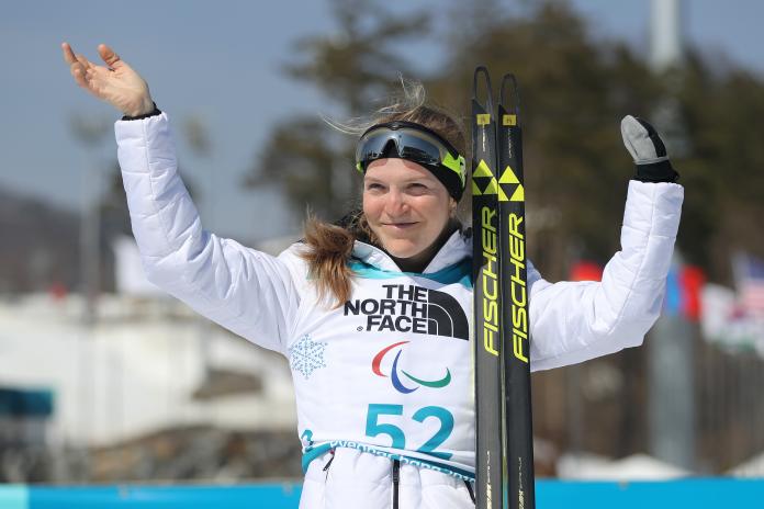 Para-Biathletin feiert auf dem Podium