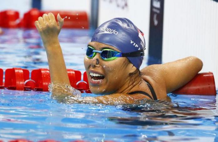 Il nuotatore paralimpico Yip Pin Xiu prende a pugni l'aria in piscina