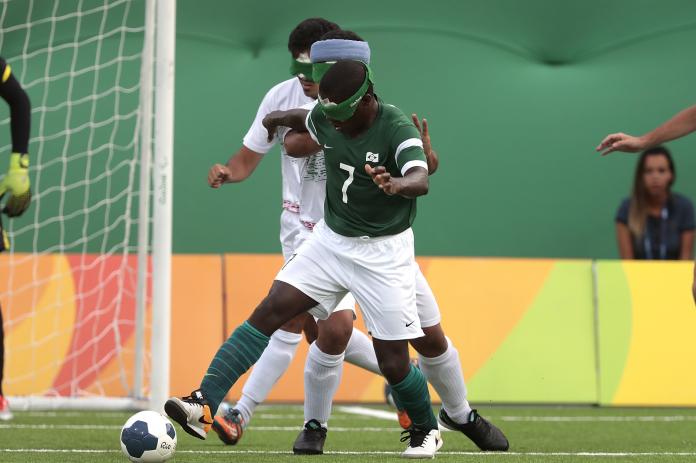 Jefinho controls the ball with two Iranian defenders chasing him