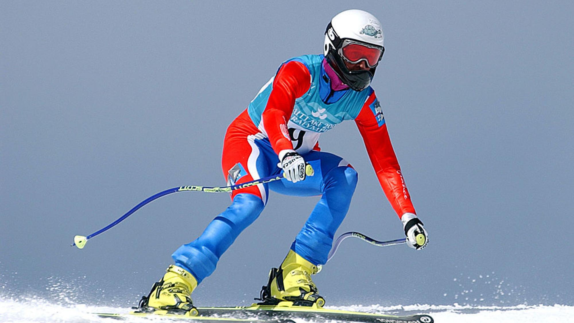 A female Para alpine skiing athlete is in competition
