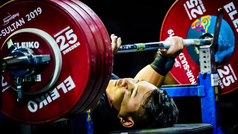 A male powerlifter preparing to lift the bar 