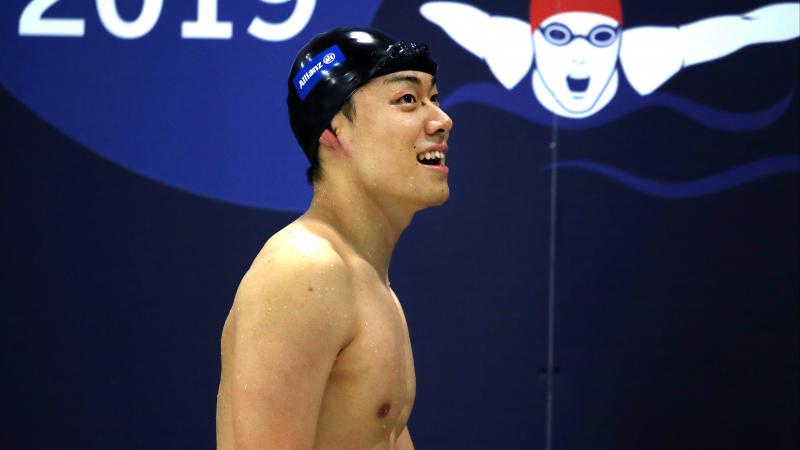 a male Para swimmer