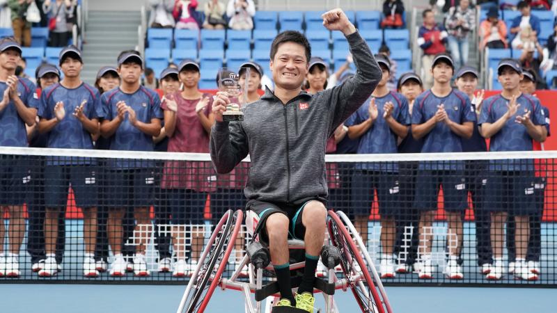 Shingo Kunieda lifts the 2019 Japan Open trophy