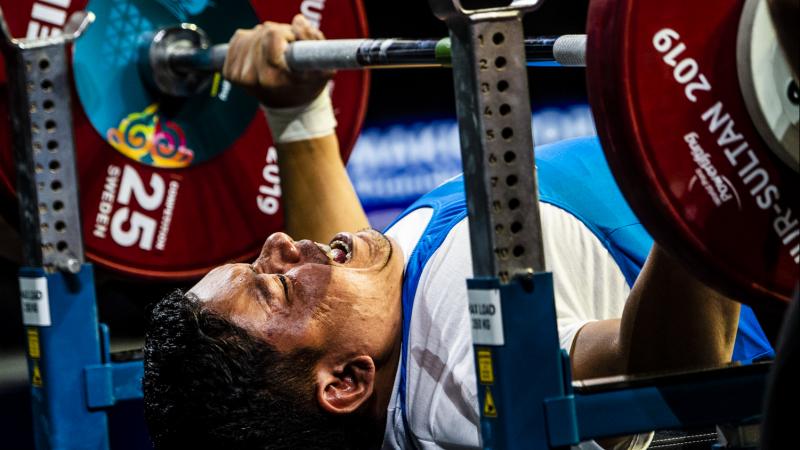 Powerlifter lifts the bar