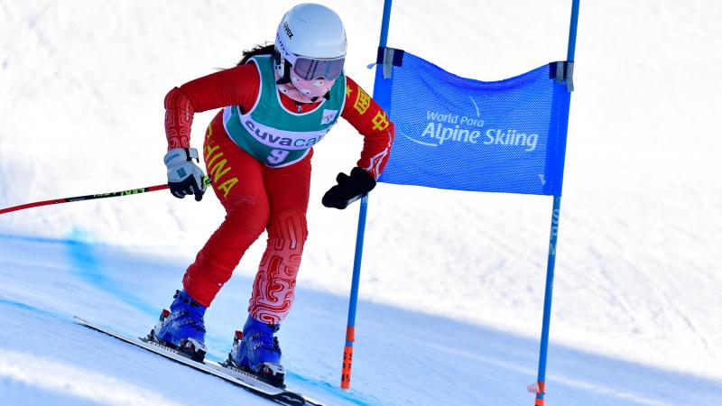 A female Para alpine skier competing