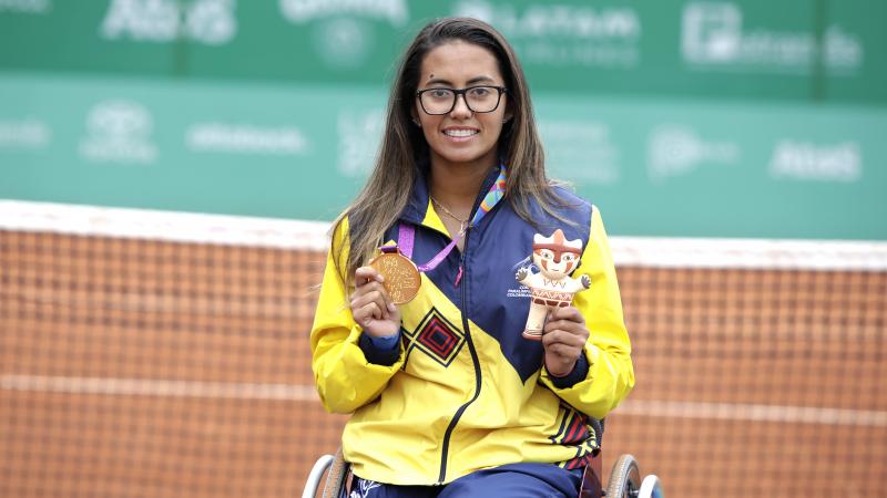 Angélica Bernal holding her Lima 2019 gold medal