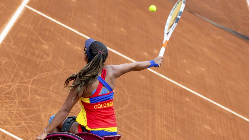 Angélica Bernal hits a backhand