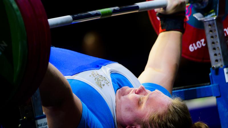 A female powerlifter preparing to lift the bar