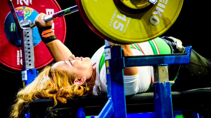 A female powerlifter preparing to lift the bar