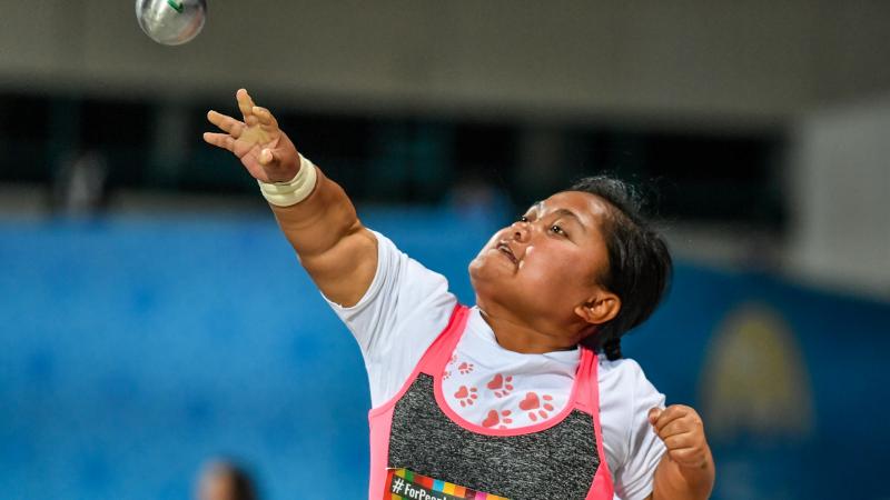 A short stature female thrower