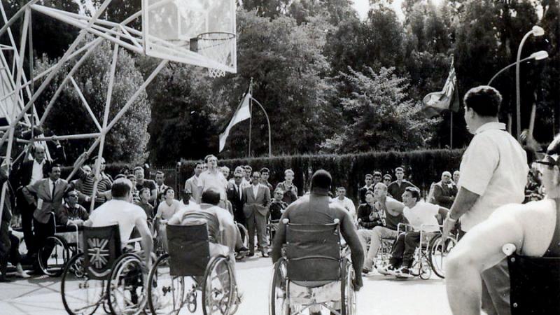 Black and white photo of wheelchair basketball in 1960