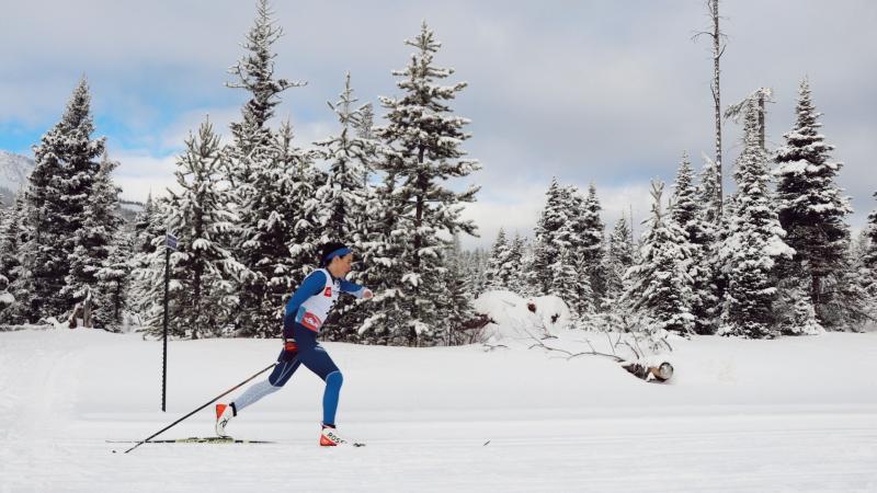 An armless woman competing in Para cross-country in a snowy course