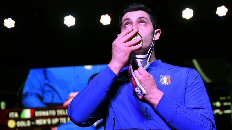 Donato Telesca kisses his gold medal at Bogota 2021 World Cup 
