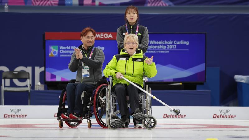 Woman tries wheelchair curling with help from athlete