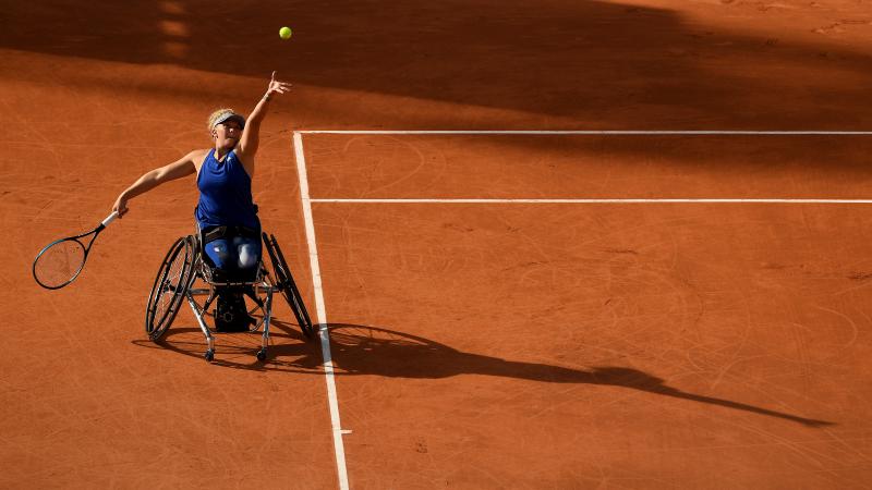 Jordanne Whiley serving