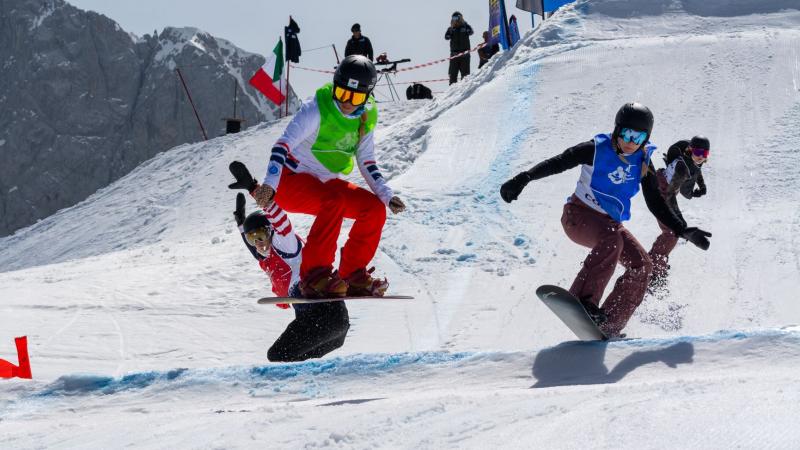 Four-way border-cross race for women