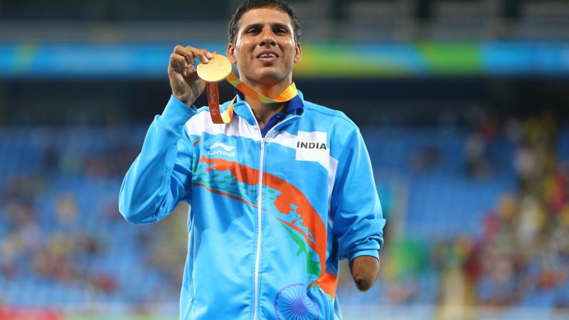 Devendra Jhajharia poses with gold medal