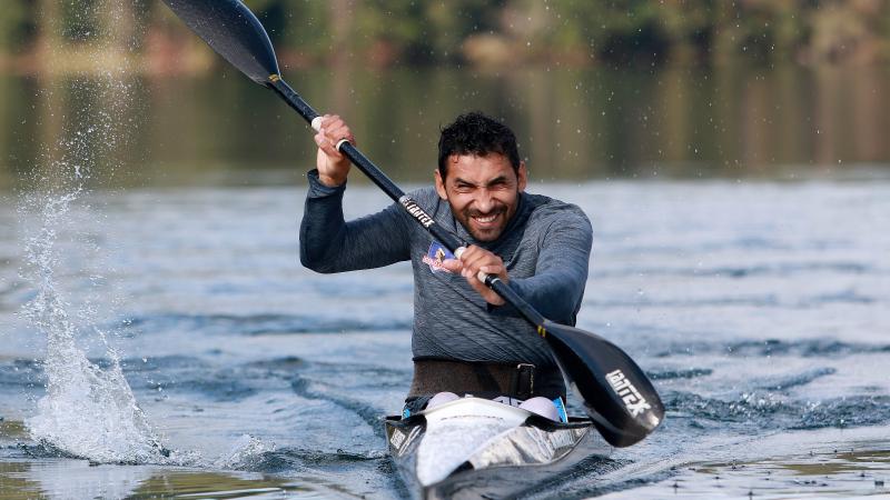 Robinson Méndez paddling