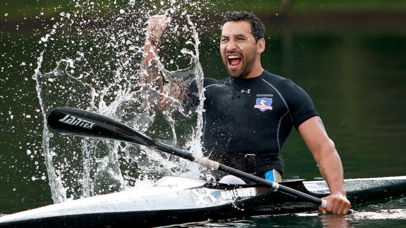 Robinson Méndez celebrates