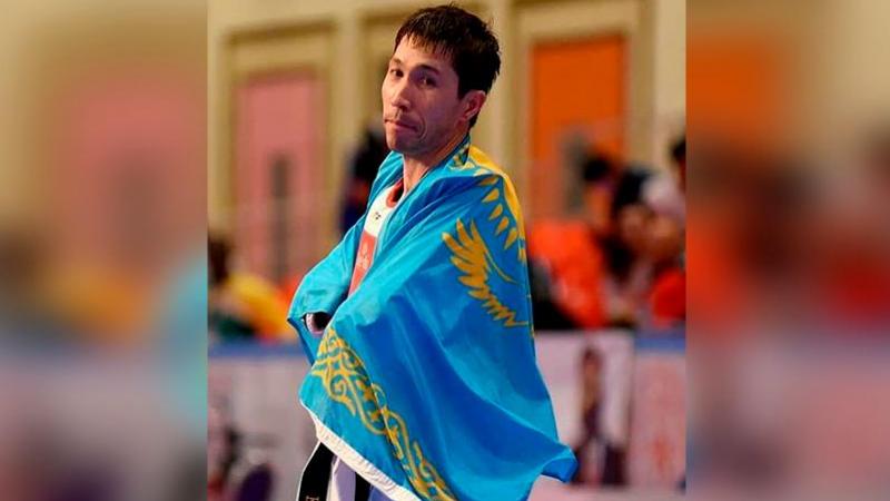 Nurlan Dombayev with the Kazakh flag