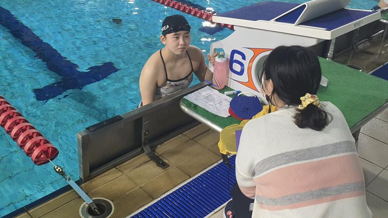  South Korea's Jungeun Kang speaks with her sister Jueun following a training session.
