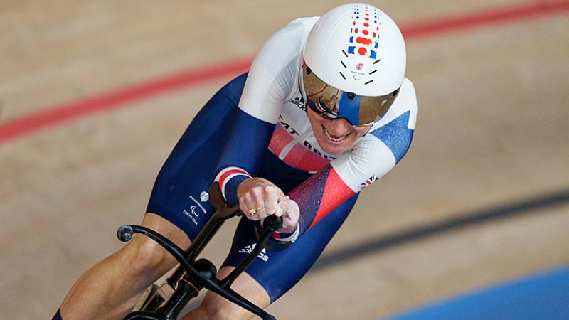 Sarah Storey on the bend of the track