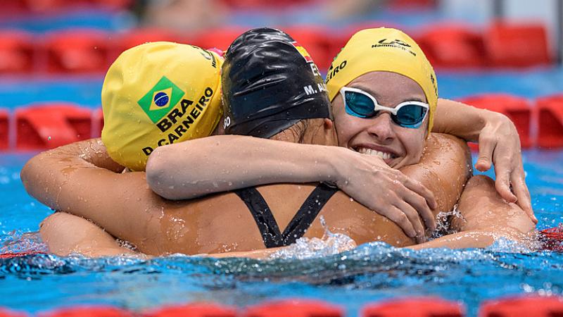 Beatriz and Debora Carneiro