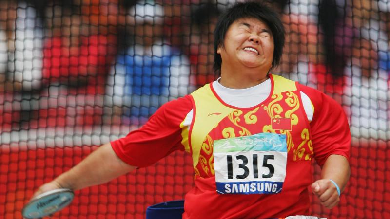 dong feixia in the discus throw