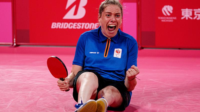 Kelly van Zon celebrates after winning the table tennis final at Tokyo 2020