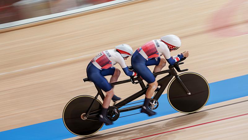 Lora Fachie -with pilot Corrine Hall- competing in the women's 1,000m time trial B at the Izu Velodrome