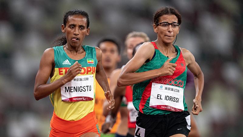 Two women racing side-by-side in 1,500m