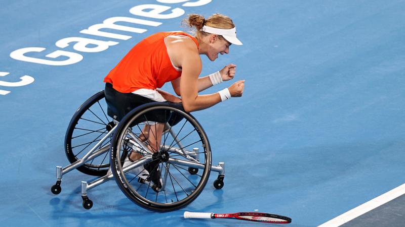 Diede de Groot clenches both fists and drops racket after winning