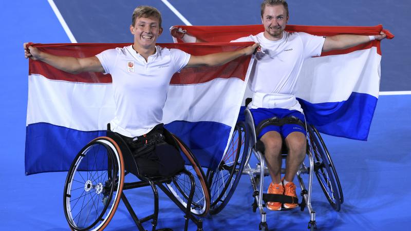 Sam Schroder and Niels Wink side by side holding the Dutch flag