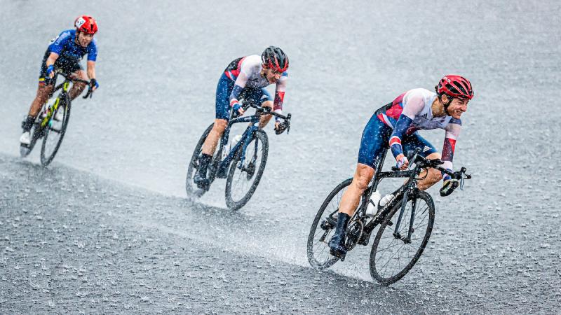 Cyclists battling heavy rain in the road race