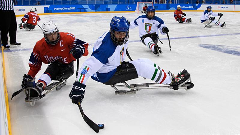 A Para ice hockey game between Italy and Norway 