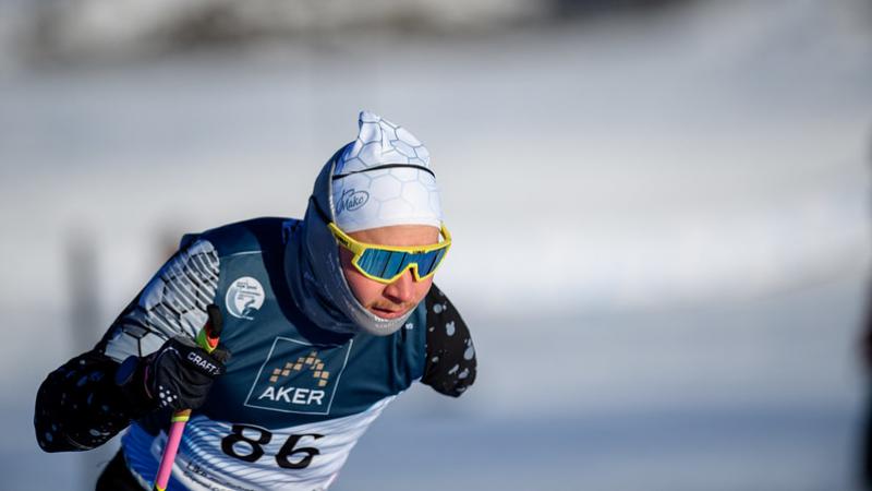 An armless in a cross-country skiing competition