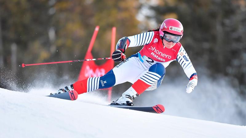 A female skier in a slalom competition