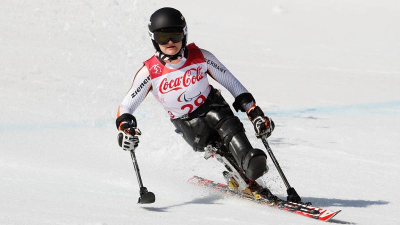 Image of a female Para Alpine skiing in a competition