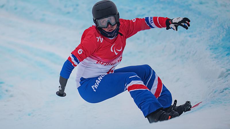 An one-armed snowboarder in a Para snowboard competition