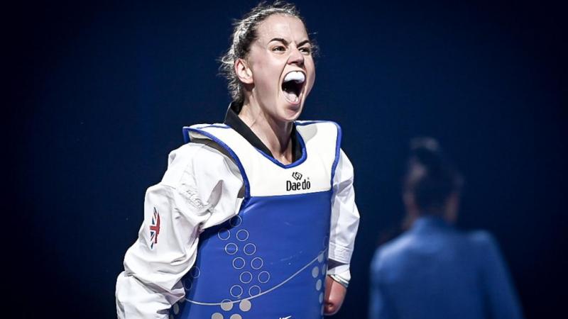 Beth Munro shouts in celebration after winning her bout at the Manchester 2022 European Championships.
