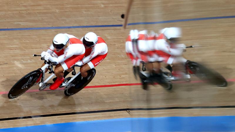 Marcin Polak and his pilot Michal Ladosz race on the track at Tokyo 2020.