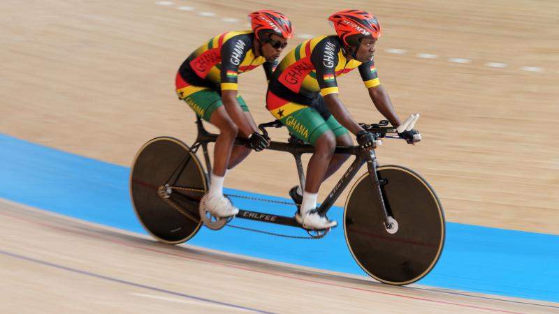 Ghana's Frederick Assor and pilot Rudolf Mensah take a breath as they race in the Izu Velodrome at Tokyo 2020.