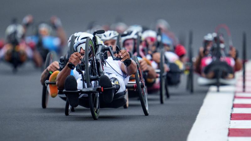 A pelaton of handcyclists race in the men's H4 road race at Tokyo 2020.
