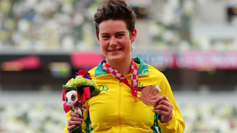 Robyn Lambird smiles as she holds up her bronze medal during a medal ceremony at Tokyo 2020.